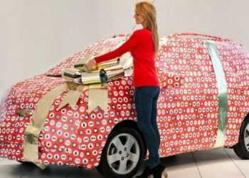 На Новорічні свята українці даруватимуть мобільні телефони і автівки