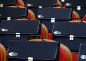 Українським держслужбовцям підняли граничний вік