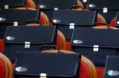 Українським держслужбовцям підняли граничний вік