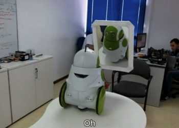 Робот Qbo може розглядати себе у дзеркалі