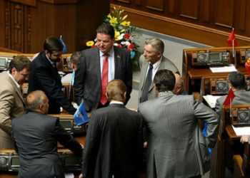 Регіонали кинулися блокувати трибуну