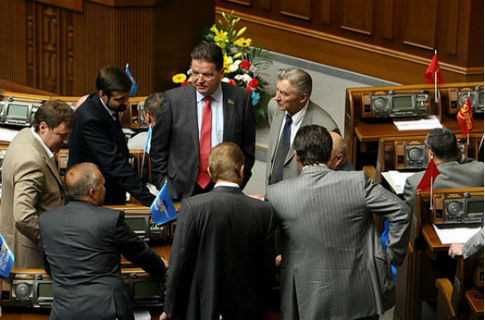 Регіонали кинулися блокувати трибуну