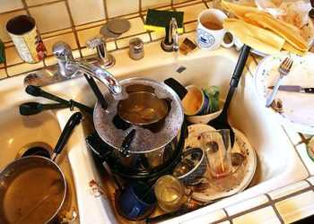 Робот, що вміє мити посуд