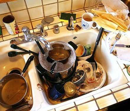 Робот, що вміє мити посуд