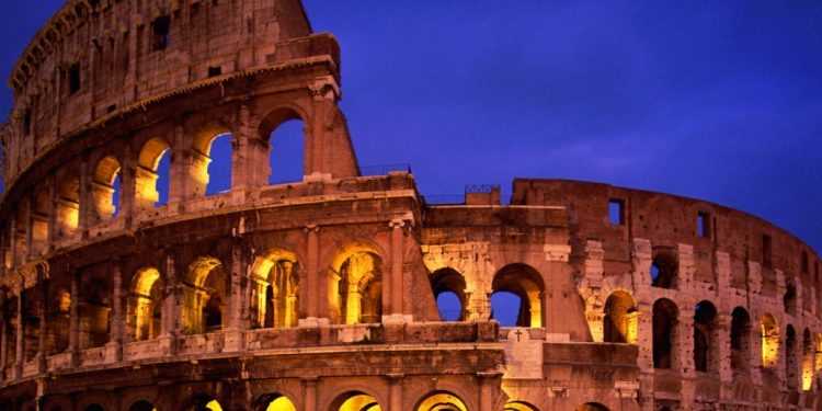 Римский Колизей разваливается на куски