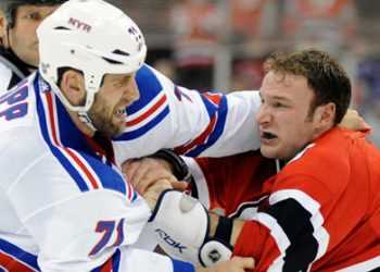 Хокейна бійка вже на першій секунді