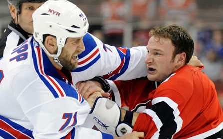 Хокейна бійка вже на першій секунді