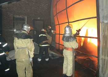 В Миколаєві горів склад алкогольних напоїв із п`яним сторожем