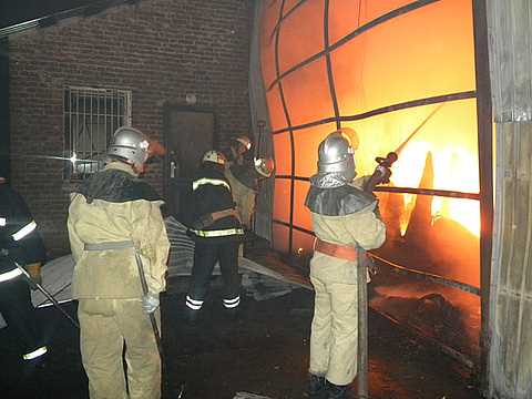 В Миколаєві горів склад алкогольних напоїв із п`яним сторожем