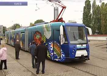 Во время презентации нового скоростного трамвая задымел вагон