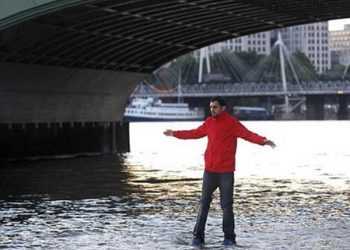 Британський фокусник прогулявся пішки по водах Темзи