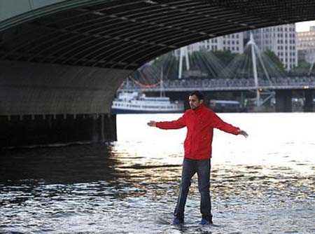 Британський фокусник прогулявся пішки по водах Темзи