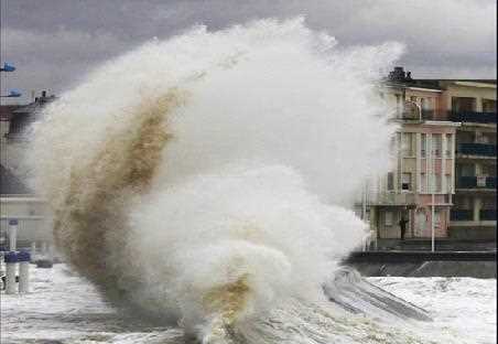 Сильний шторм вдарив по Франції