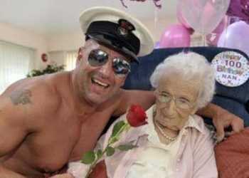 Англійській пенсіонерці подарували на 100-річний ювілей чоловічий стриптиз