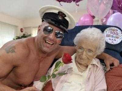 Англійській пенсіонерці подарували на 100-річний ювілей чоловічий стриптиз