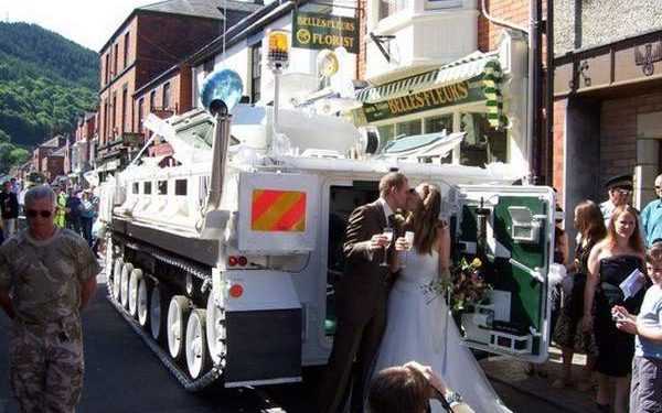 Навіщо вам лімузин, коли є танк на весілля