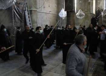 В храме Рождества Христова священники забрасывали друг друга швабрами