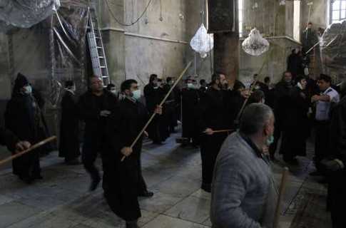 В храме Рождества Христова священники забрасывали друг друга швабрами