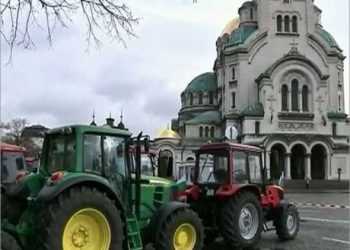 У центрі Софії фермери припаркували 200 тракторів
