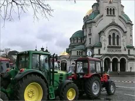 У центрі Софії фермери припаркували 200 тракторів
