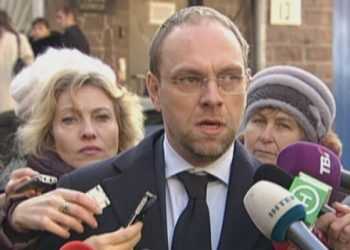 Власенко: “Влада “обіс...алась” і сидить у памперсах”