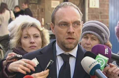 Власенко: “Влада “обіс...алась” і сидить у памперсах”