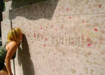 Кілограми губної помади довелося змити реставраторам з пам'ятника Оскару Уайльду на Пер-Лашез