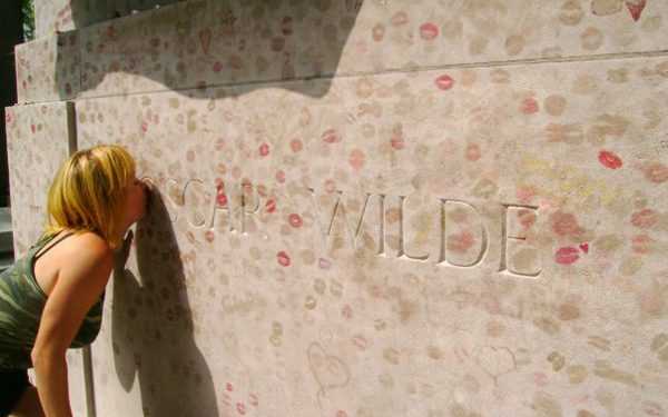 Кілограми губної помади довелося змити реставраторам з пам'ятника Оскару Уайльду на Пер-Лашез