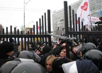 Прихильники Тимошенко знесли ворота під Апеляційним судом
