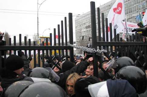 Прихильники Тимошенко знесли ворота під Апеляційним судом