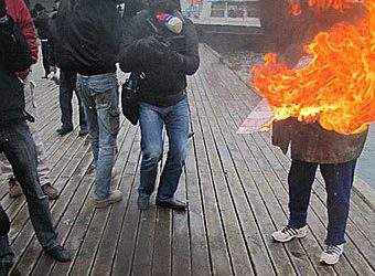 В Севастополе жгли флаги