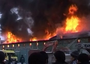 На Юго-Западе Москвы горит рынок