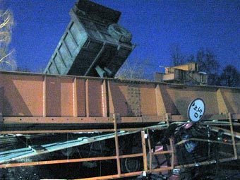 В Подмосковье самосвал снес кузовом надземный переход