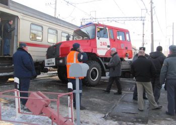 На Московской железной дороге электропоезд протаранил пожарную машину