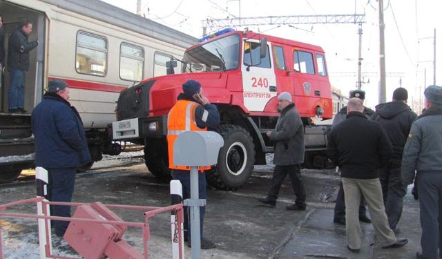 На Московской железной дороге электропоезд протаранил пожарную машину