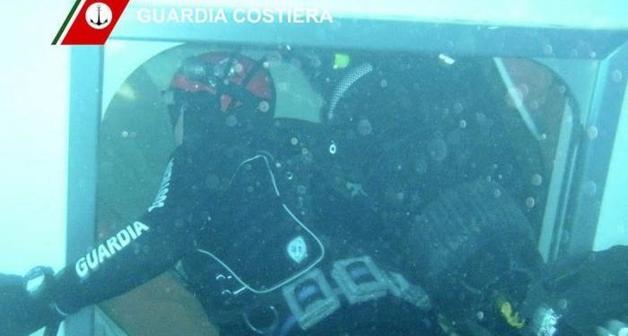 На Costa Concordia нашли уже 15 погибших