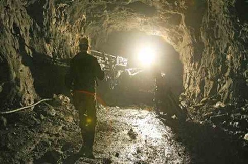 На шахте в Донецкой области заблокированы 4 горняка