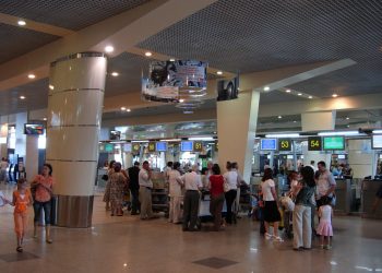 В аэропортах России застряли десятки туристов компании