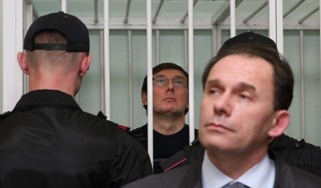 Адвокаты Луценко просят «Сникерсов»