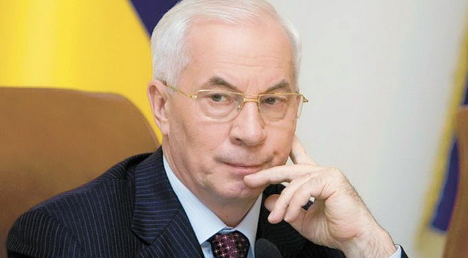 Азаров відбере у чиновників орендовані авто