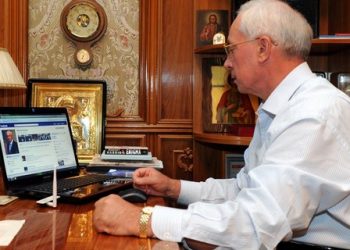 Азаров ответит перед Facebook'ом