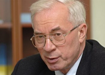 Азаров не готов уступать России