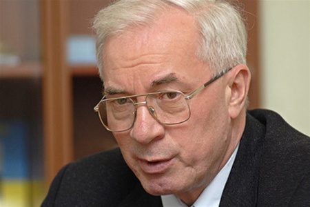 Азаров не готов уступать России