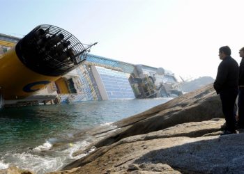Детей привозят на экскурсии к затонувшему «Costa Concordia», а местные жители уже организовывают музей