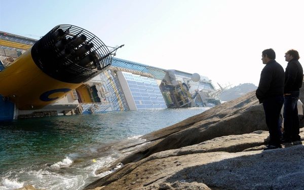 Детей привозят на экскурсии к затонувшему «Costa Concordia», а местные жители уже организовывают музей