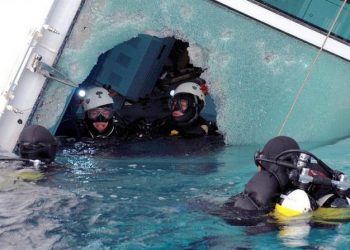 На Costa Concordia нашли тела еще двух женщин