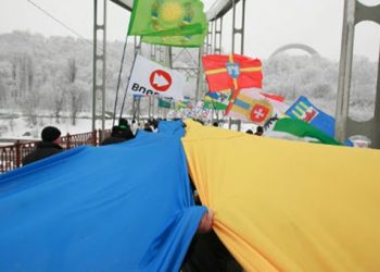 Оба берега Днепра соединили флагом