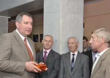 Рогозин наградил пенсионера, нашедшего автоматы Калашникова в дровах