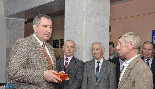 Рогозин наградил пенсионера, нашедшего автоматы Калашникова в дровах