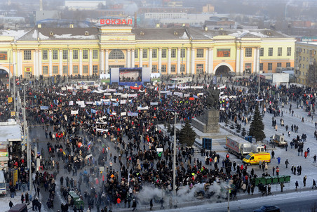 15 тысяч человек митинговали в Екатеринбурге в поддержку Путина